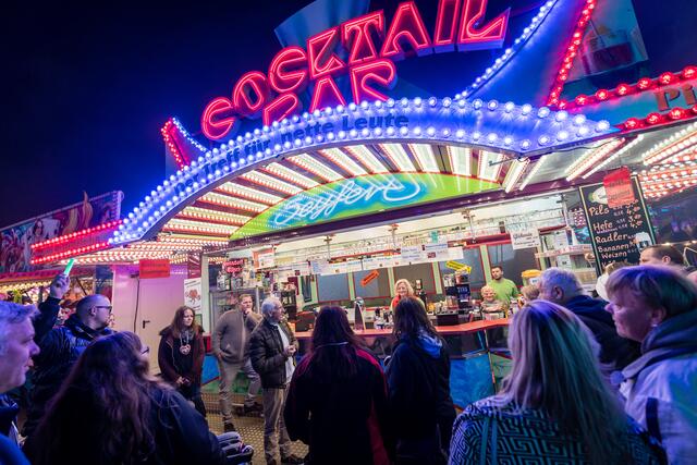 Angesagt ist hier immer eine Pause – bei der Cocktailbar mit Biergarten von Jutta Seyfert.  | Foto: Gustai/Pixelgrün
