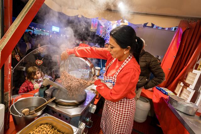 Spanische Mandeln und Zucker sind die Hauptbestandteile der Zuckermandeln beim „Süßen Basar“ von Nicole Brückel.  | Foto: Gustai/Pixelgrün