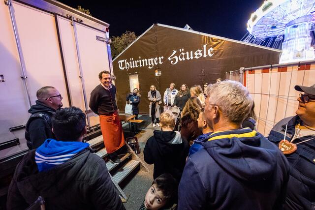 Benjamin Lindig vom „Thüringer Häusle“ zeigte die Abläufe vom frischen und regionalen Einkauf über die Lagerung im Kühlwagen bis zum Grill  | Foto: Gustai/Pixelgrün