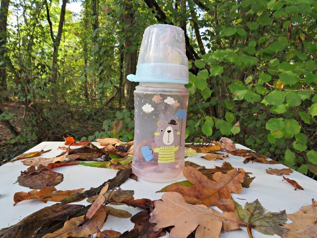 Gefunden. Wer vermisst diese Milchflasche? Steht auf einer Müllbox an der Waldfesthalle. | Foto: Brigitte Melder