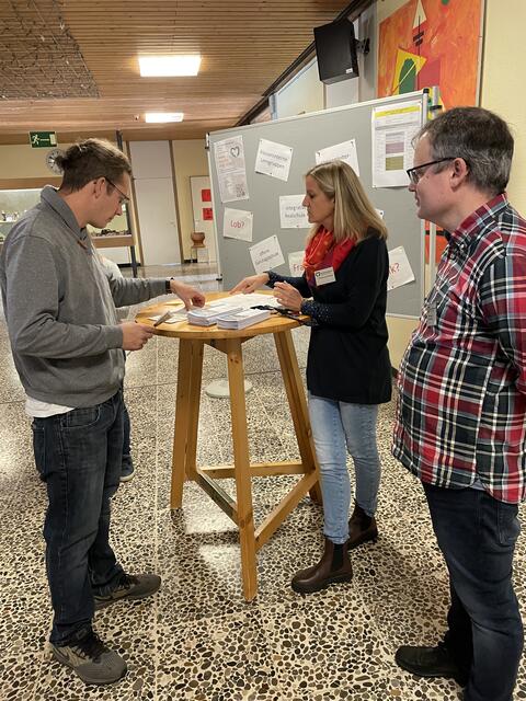 Förderlehrerin Christine Lautenschläger und SEB- Mitglied Steffen Mayer beantworten Fragen. | Foto: Weiler