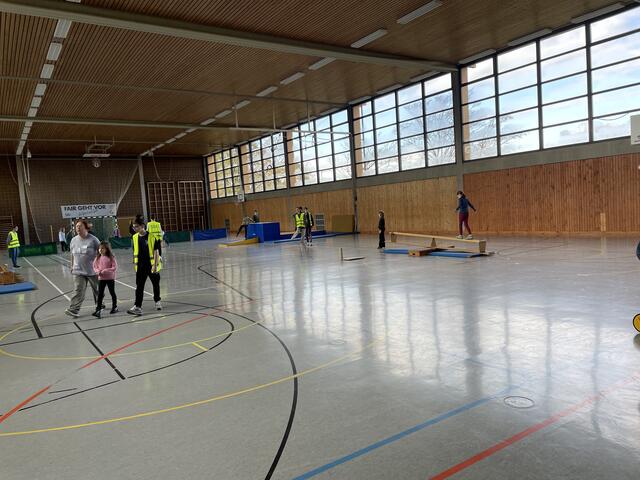In der Turnhalle gab es vielfältige Bewegungsangebote. | Foto: Weiler
