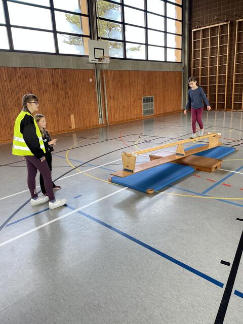 Balancieren auf der Wippe | Foto: Weiler