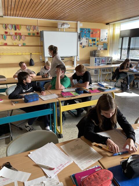 Lehrerin Doris Schmidt mit ihrer 8b im differenzierten Englischunterricht | Foto: Weiler