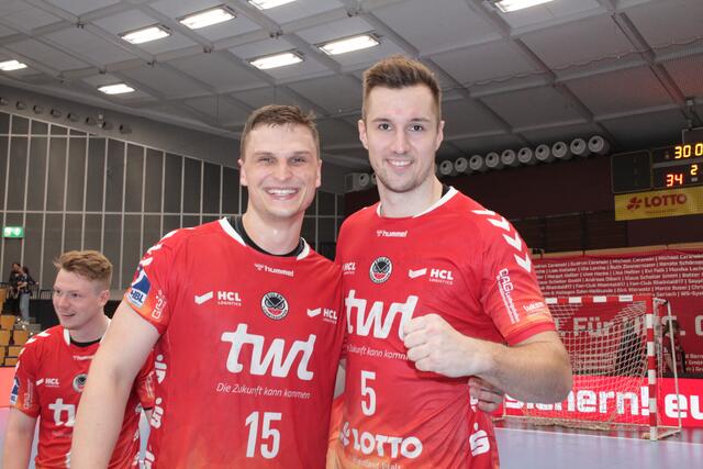 Eulen-Kreisläufer Sergey Gorpishin (links) freut sich mit Stefan Salger nach dem Heimsieg (Foto Michael Sonnick)