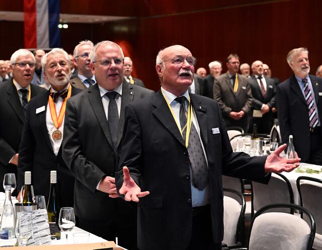 Großmeister Fritz Schumann und Landrat Ulrich Ihlenfeld singen das Pfalzlied, Foto Kai Mehn
