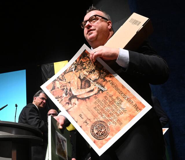Staatssekretär Andy Becht mit den Weinbruderschaftsutensilien. Foto Kai Mehn