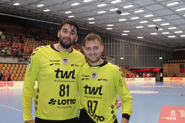 Die Eulen-Torhüter Matej Asanin (links) und Ziga Urbic parierten wieder zahlreiche Bälle (Foto Michael Sonnick)