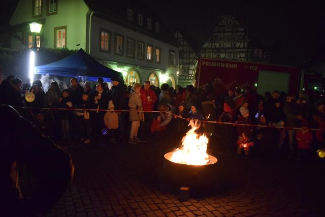 Ausklang am wärmenden Feuer
