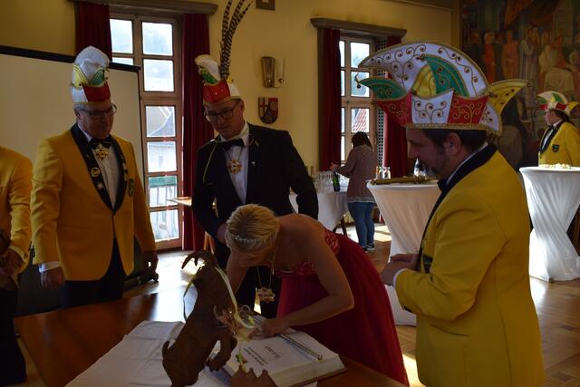 Feierlicher Eintrag ins Goldene Buch der Stadt