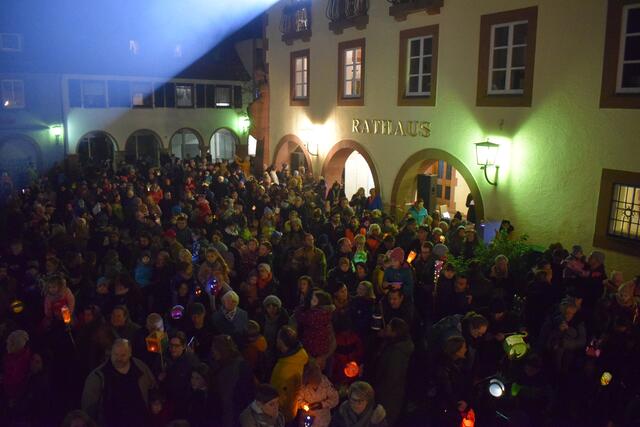 Der Platz vor dem Rathaus endlich wieder belebt