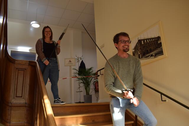 Jasmin Nether und Benjamin Burckschat versuchen, das Rathaus zu verteidigen