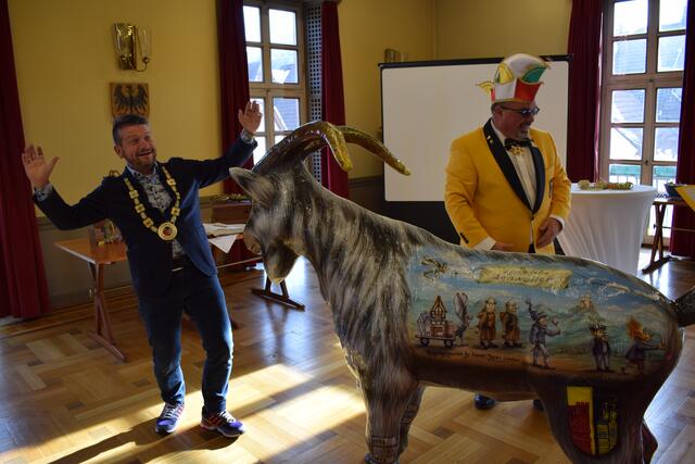 Stadtchef Benjamin Seyfried hat vermutlich mit dem Narrenvolk gerechnet, aber mit einem Geißbock??
