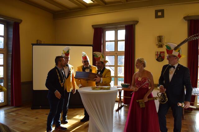 Übergabe der Stadtkasse