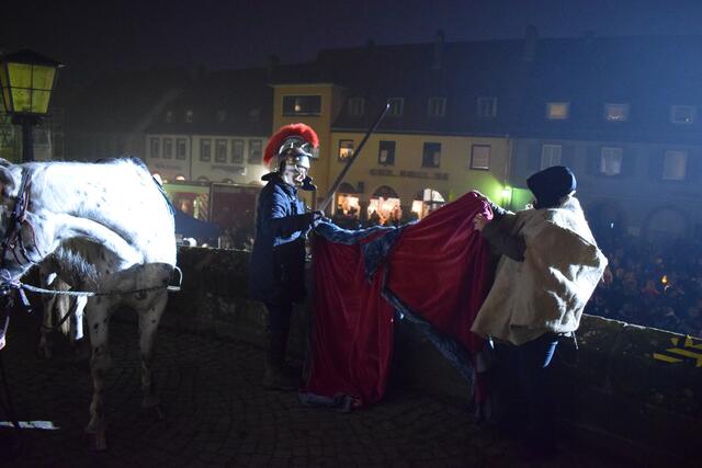 Sankt Martin steigt vom Ross und teilt seinen Mantel