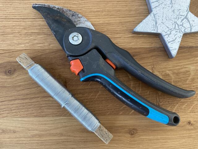 Draht und eine Heckenschere werden für das Grundgerüst benötigt. | Foto: Claudia Bardon