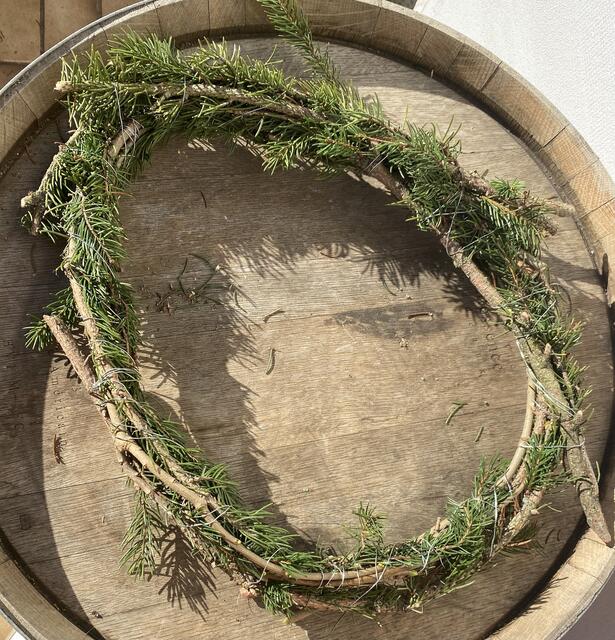 Auch, wenn das Grundgerüst nicht ganz rund geworden ist, lässt sich ein Adventskranz herstellen und jede Unebenheit beim Binden ausgleichen. | Foto: Claudia Bardon