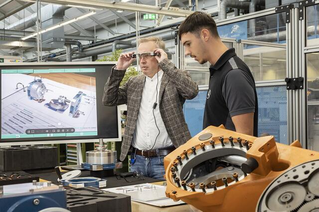 Daimler Truck Personal-Vorstand Jürgen Hartwig im Gespräch mit Jonas Thienel im Mercedes-Benz Werk Wörth. | Foto: Daimler Truck - Media