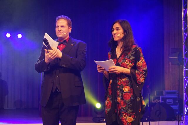 Führen charmant und versiert durch den Abend: Alexandra Huber und Martin Bellm. | Foto: Brigitte Hübner