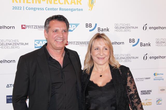 Sandhausen-Trainer Alois Schwartz mit seiner Frau (Foto Michael Sonnick)