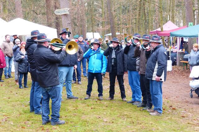 Vorweihnachtliche Stimmung bei Blasmusik auf dem Weihnachtswaldbasar in Dudenhofen | Foto: privat