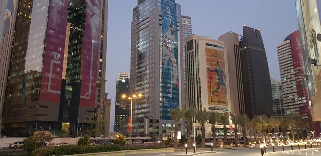 Selbst Hochhäuser in Doha, die in den vergangenen Jahren geradezu in der Masse die Höhe geschossen sind, sind zur WM passend dekoriert | Foto: www.jowapress.de