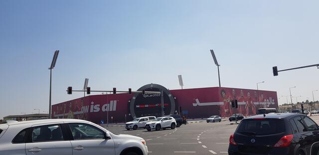 Die WM ist im Alltag "präsent", hier bei einem Trainingsstadion, wenngleich sich ein Großteil des öffentlichen Lebens ob der Hitze vor Ort nicht unbedingt unter Tage abspielt. Erst abends sind die Plätze und Anlagen in Doha zum Beispiel sehr belebt. | Foto: www.jowapress.de