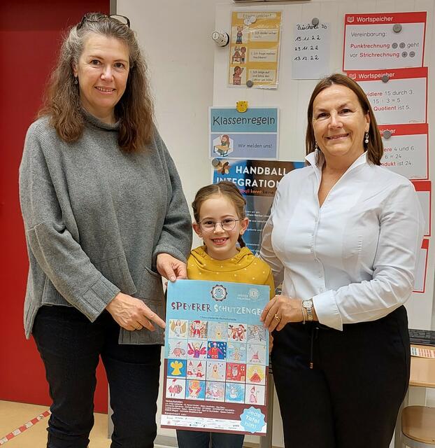 Die Clubmitglieder Vibeke Walger und Alison Grewenig überraschen Edda im  Klassenzimmer | Foto: Lions Club Speyer Palatina
