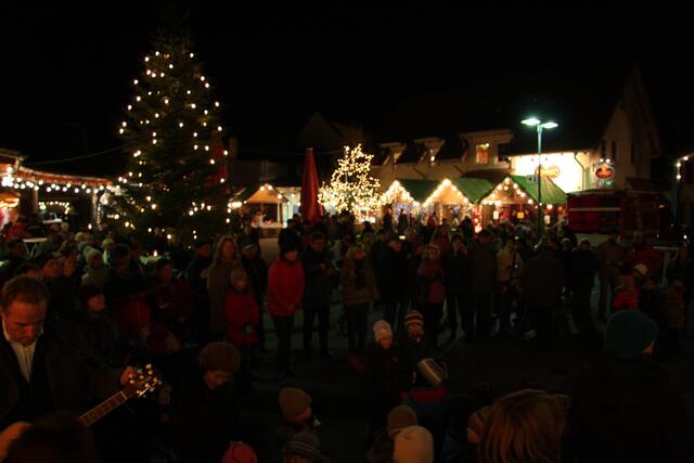 Zur Eröffnung am1. Adventswochenende gehören immer die Auftritte der Kinder dazu. | Foto: Markus Pacher