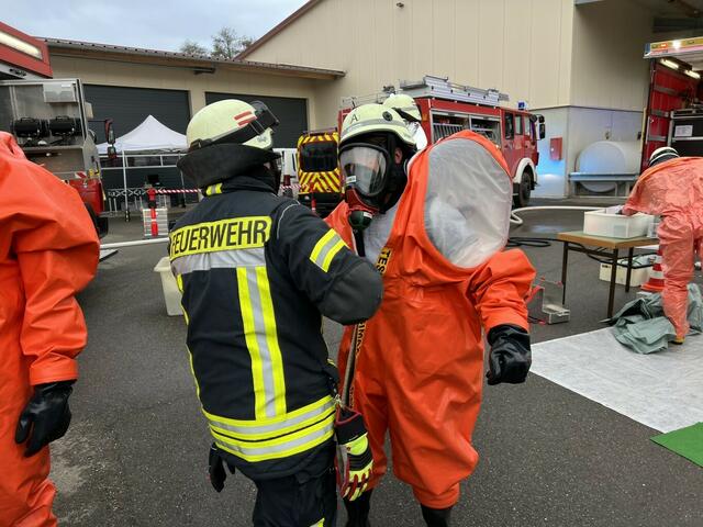 Übung für den Gefahrstoffzug des Landkreises | Foto: Feuerwehr Kandel