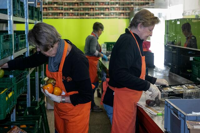 Jeden Tag sortieren bei der Tafel Speyer ehrenamtliche Helferinnen und Helfer ab 9.30 Uhr Lebensmittel | Foto: Cornelia Bauer