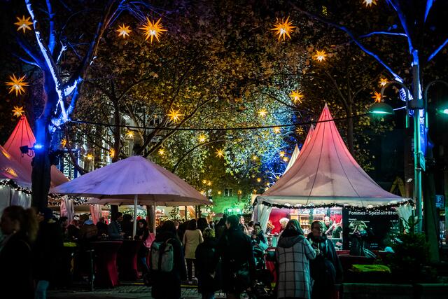 Ein Sternenhimmel voller Lichter spannt sich über den Weihnachtsmarkt auf den Kapuzinerplanken. Auch zahlreiche Bäume leuchten in der Nacht. | Foto: Christian Gaier