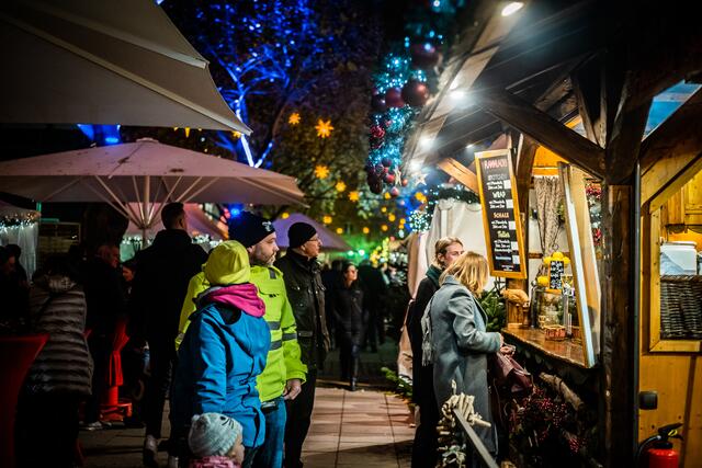 Neben Kunsthandwerk locken auch kulinarische Genüsse wie gebrannte Mandeln auf den Weihnachtsmarkt auf den Kapuzinerplanken. | Foto: Christian Gaier