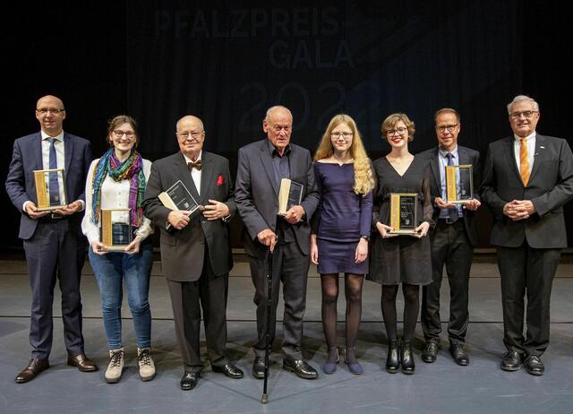Die Preisträger und Preisträgerinnen bei der Pfalzpreis-Gala (von links): Dr. Sven Gütermann, Mirjam Fischer, Reinhold Gondrom, Erwin Wortelkamp, Anna Plett, Miriam Malthaner und Reiner Voß mit dem Bezirkstagsvorsitzenden Theo Wieder.

 | Foto: Agentur view