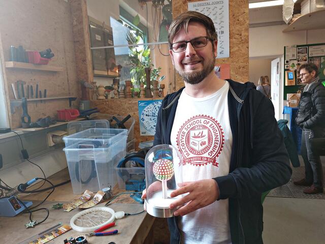 Jens Raab beim Sterne löten | Foto: Brigitte Melder