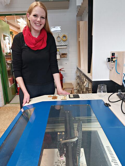 Lisa Höhn am Lasercutter | Foto: Brigitte Melder