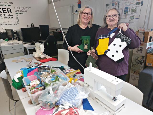 An den Nikolausstiefeln Sigrid Brenner (Workshopleiterin) und Gisela Reiter | Foto: Brigitte Melder