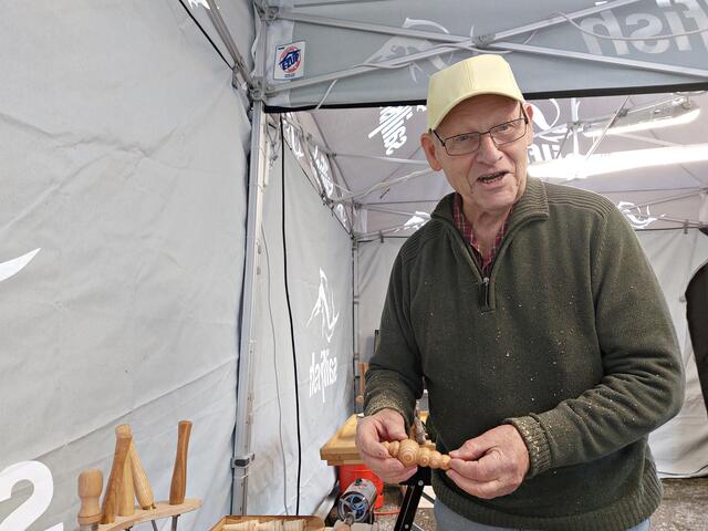Der 87-jährige Workshopleiter beim Drechseln Rudolf Hansen | Foto: Brigitte Melder