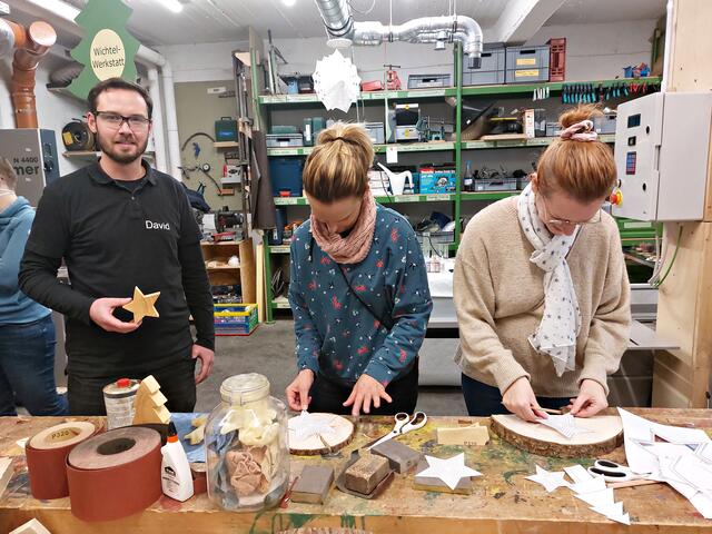 David Pfeifer gibt Hilfestellung beim Sterne aussägen | Foto: Brigitte Melder