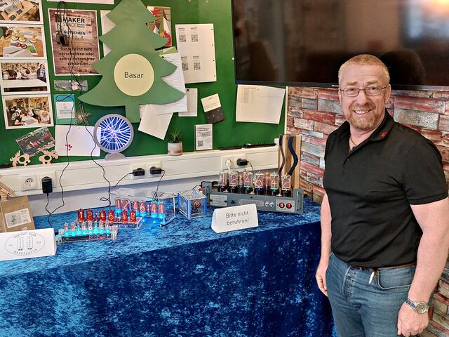 Hartmut Eger an seinen außergewöhnlichen "Uhren" | Foto: Brigitte Melder