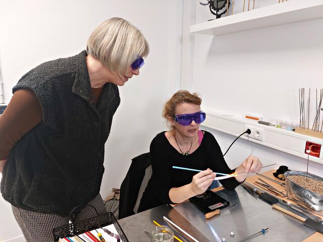 Bei den Glasperlen Branka Herceg mit Interessentin | Foto: Brigitte Melder