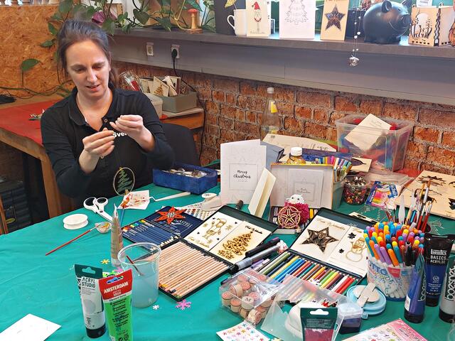 Alles so schön bunt hier! Svenja Lemcke hilft beim Dekorieren | Foto: Brigitte Melder