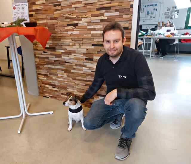Rusty mit Herrchen und Maker-Space-Leiter Tom Dörr | Foto: Brigitte Melder