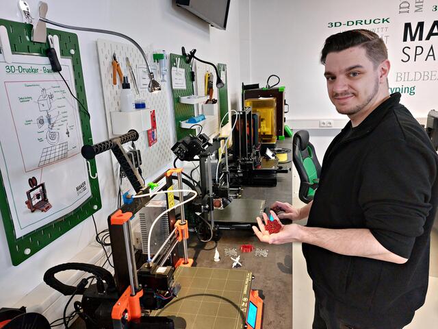 Dennis Bachtler am 3D-Drucker | Foto: Brigitte Melder