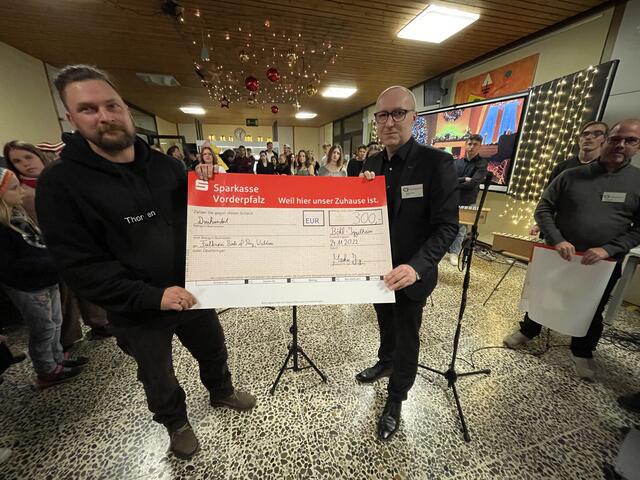 Spende für die Falknerei an Thorsten Iwersen | Foto: Weiler