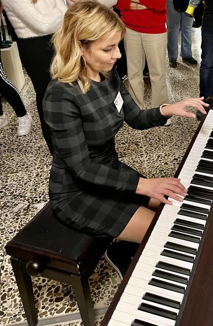 Lehrerin Svitlana Weisenburger gestaltete das Programm und begleitete am Klavier. | Foto: Weiler