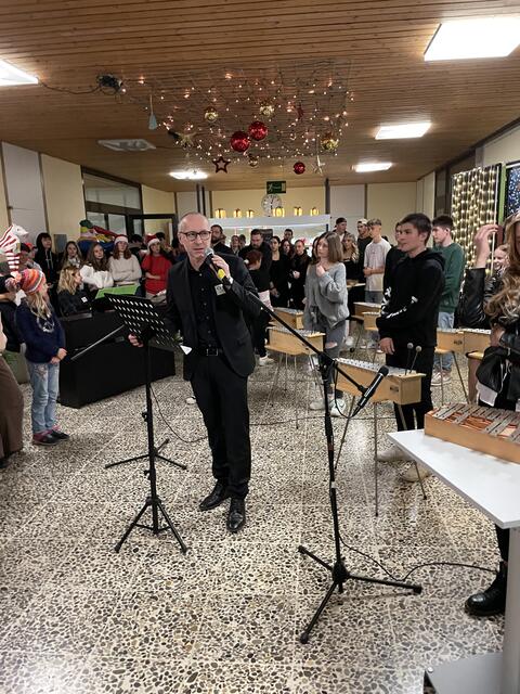 Schulleiter Markus Jung begrüßt die Besucher | Foto: Weiler