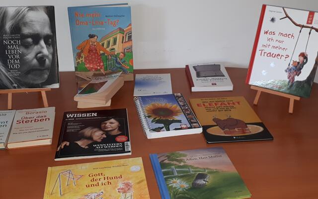 Gehört dazu: Literatur zum Stöbern und Ausleihen.