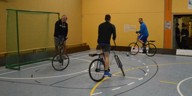 Im Spiel der "Radball-Oldies" spielten Michael Kanoffsky (Hintergrund) und Robert Dech (Tor) mit jeweils einem Aktivem | Foto: |szip
