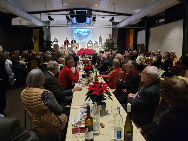 Die gut gefüllte Gimmeldinger Meerspinnhalle bei der Adventsrunde der Weinbruderschaft 2022